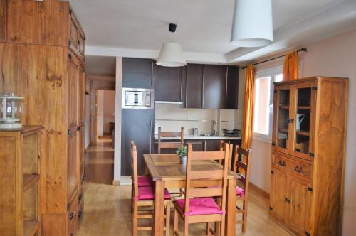 a kitchen and dining room with a table and chairs at Sierra Nevada Rent Superior in Sierra Nevada