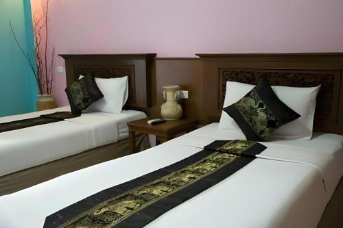 two beds in a hotel room with two at EASTAN VIEW in Chiang Mai
