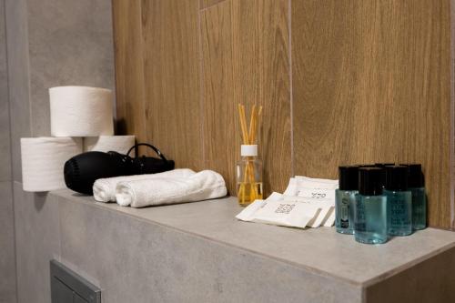 a counter in a hotel room with towels at Serce Lasu - Hotel z Duszą i Energią Kamieni in Czarna