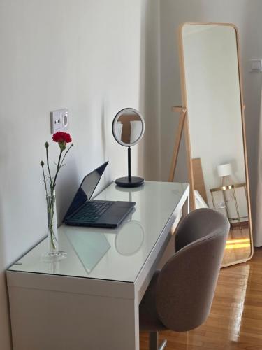 Spacious Art Home in Gazi Near Metro 2 min