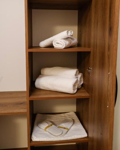 a wooden shelf with towels and folded towels at Ares Chalet in Horezu
