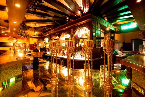 a bar with many glass chandeliers in a room at Tommel Apartments - Boardinghouse in Haldensleben