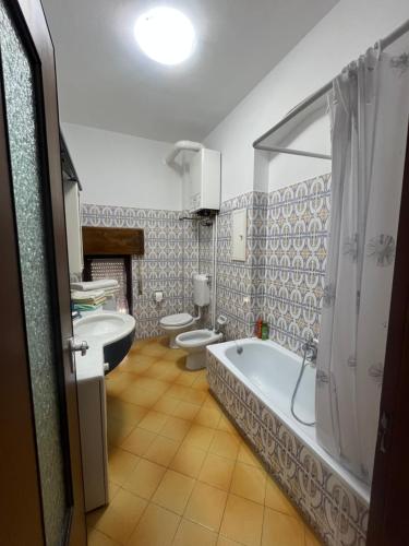 a bathroom with two toilets and a tub and a sink at La Terrazza sul Trebbia in Ottone