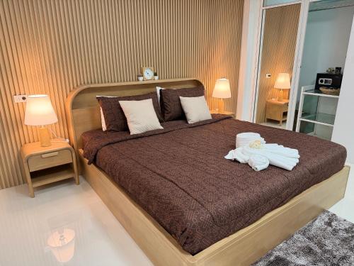 a bedroom with a bed with a stuffed animal on it at Areeya Khao Khad Aoyon Beach in Ban Ao Makham