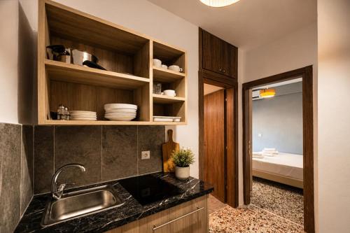a kitchen with a sink and a mirror in a room at Vero Mare in Pefkochori