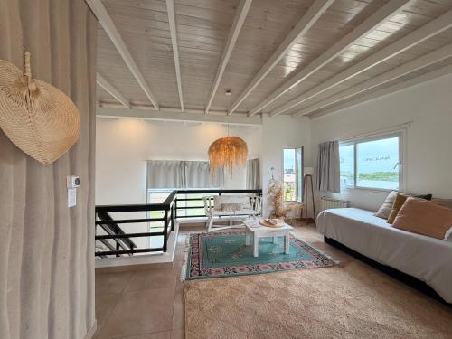 a living room with a couch and a table at Casa Calamar en Casa Pampa in Chapadmalal