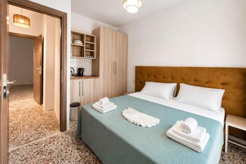 a bedroom with a bed with towels on it at Vero Mare in Pefkochori