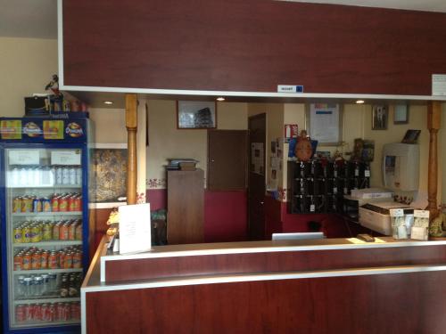 une épicerie avec un distributeur de billets et un magasin de soda dans l'établissement Hotel Le Bristol, à Valenciennes