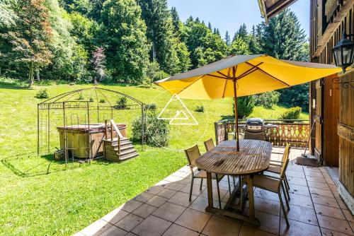 Beautiful chalet sleeps 10 with hot tub