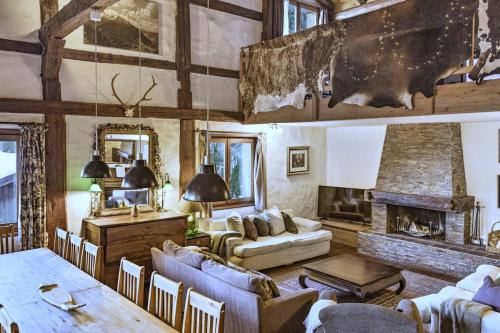 Beautiful chalet sleeps 10 with hot tub