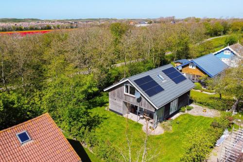 an aerial view of a house with solar panels on it at Vakantiehuis Zeevogel - Julianadorp aan Zee in Julianadorp