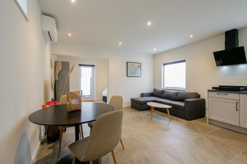 a living room with a table and a couch at Beachstudio - Centrum Callantsoog aan Zee in Callantsoog
