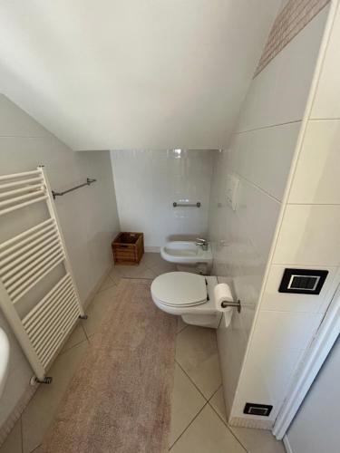ein kleines Badezimmer mit Toilette und Waschbecken in der Unterkunft Dimora morgese in Castellana Grotte