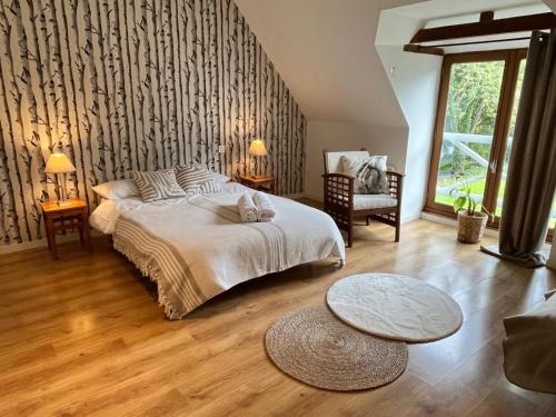 a bedroom with a large bed and a table at Normandy Inn in Montbray