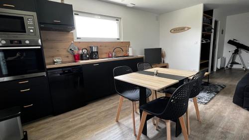 a kitchen with a table and chairs in a room at Studio paisible, 30m2 in La Souterraine