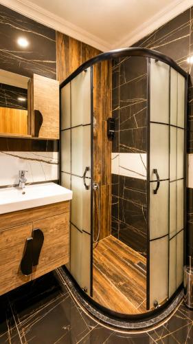a bathroom with a shower and a sink at Raha Villa Bungalow in Uzungöl