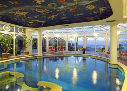 basen w hotelu z sufitem w obiekcie Villa Althea w mieście Mango