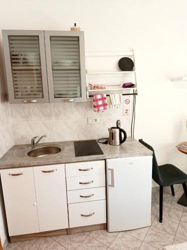 a kitchen with a sink and a counter top at Lovrić Studio mit Balkon in Jurandvor