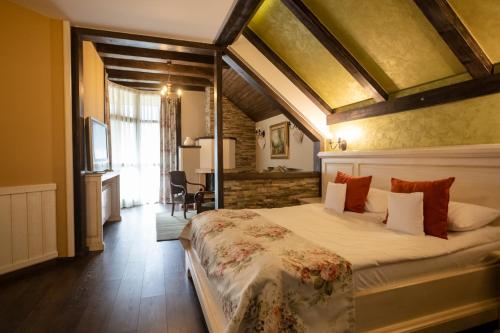 a bedroom with a large bed in a room at Casa Freya in Buşteni