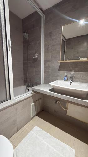 a bathroom with a sink and a toilet and a tub and a sink at Chez Iceyy in Tangier