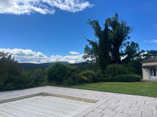 a view of a backyard with a patio at L'Échappée Cévenole in Gagnières