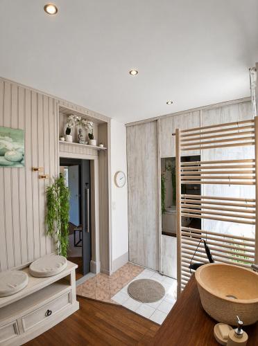 a bathroom with a large sink and a tub at Gîte du Pré Nattier - Gisors centre in Gisors