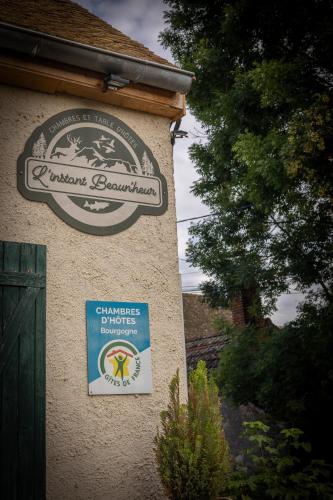 a sign for a restaurant on the side of a building at L'instant Beaun'heur in Merceuil