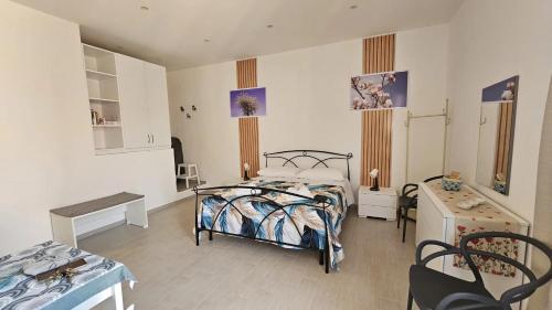 a bedroom with a bed and a desk and a bed sidx sidx sidx at Sosta al 101 - Alloggio turistico in Grammichele