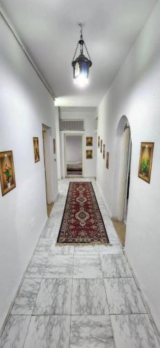 an empty hallway with a rug on the floor at Immobilier Kimo in Tunis