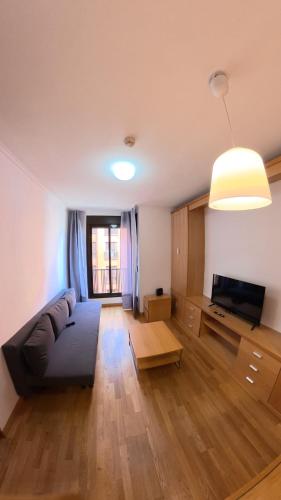 Apartamentos CON PISCINA CERCA F1, ESTADIO METROPOLITANO, IFEMA, CLINICA DE NAVARRA Y AEROPUERTO-parking