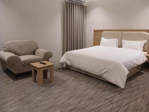 a hotel room with a bed and a couch at فيو بارك للاجنحة الفندقية in Al Kharj