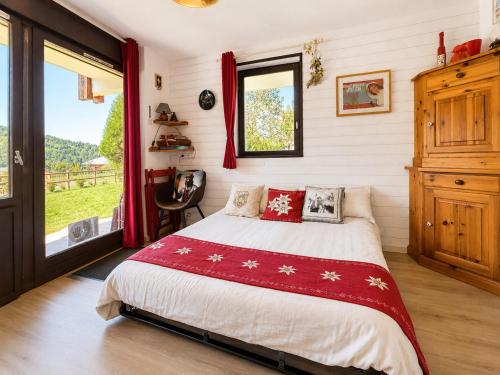 a bedroom with a bed and a window at Studio charmant pour 4 pers avec parking à Notre-Dame-de-Bellecombe - FR-1-505-49 in Notre-Dame-de-Bellecombe
