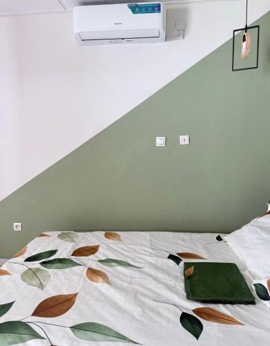 a bedroom with a bed with a flowery comforter at Studio Paisible Aéroport FHB in Abidjan