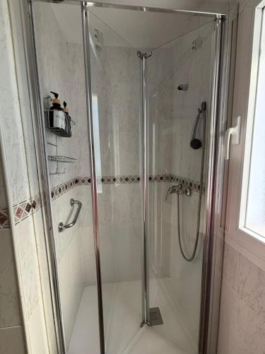 a shower with a glass door in a bathroom at Apartamento próximo al palacio de congresos in Granada