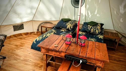 a room with a table and a tent at Baza noclegowa "Warownia" in Srebrna Góra