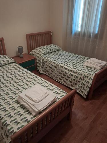 two beds sitting next to each other in a room at Casa Maria in Valmareno