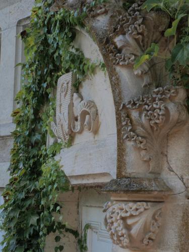 a building with a plant growing on the side of it at APPART en THÈSE Appartement climatisé Accessible PMR Proche Dijon et CEA Valduc in Moloy