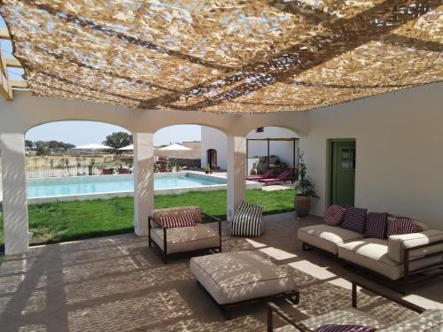 a living room with a patio with a pool at Casas do Seixo - Monsaraz in Cabeça de Carneiro