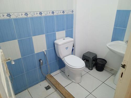 a bathroom with a toilet and a sink at Dar Khuwayra in El Haouaria