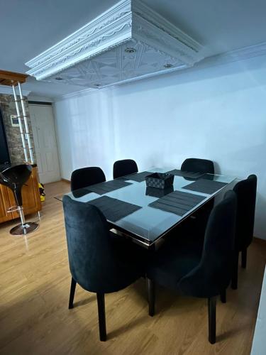 a conference room with a black table and chairs at Luxurious Stay con 3 habitaciones in Bello