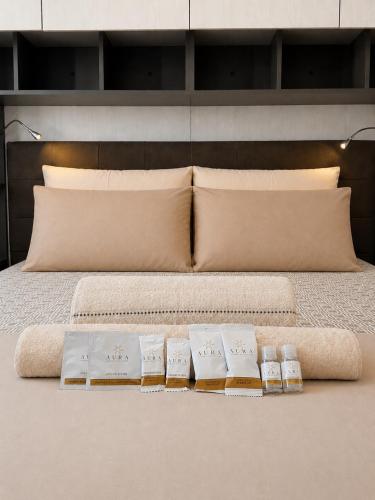 ein Bett mit drei Kissen darauf in der Unterkunft PoliHome in Monserrato