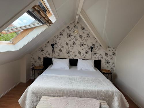 a bedroom with a bed in a attic at Balsemientexel in De Koog