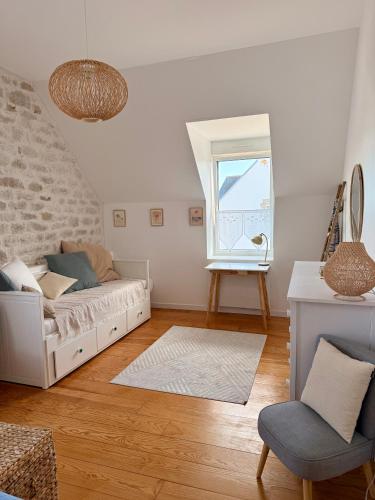 a living room with a couch and a window at El-Argalora-Bihan in Plobannalec-Lesconil