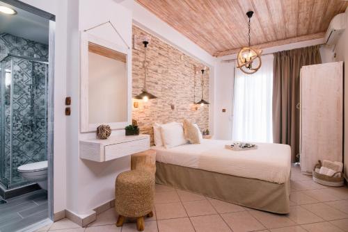 Un dormitorio con una cama, un inodoro y un espejo. en Villa Ioanna, en Potos