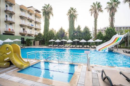 Bazén v ubytování Arbor Vitae Hotel nebo v jeho okolí