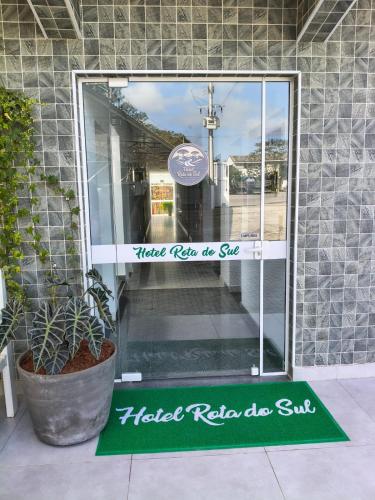 a sign on the door of a tried method rebuilds sushi at Hotel Rota do Sul in Juquiá