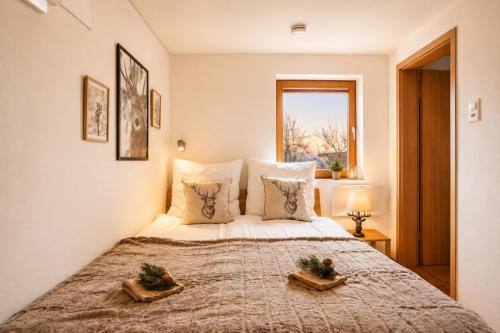 Cama ou camas em um quarto em INN JOY Apartments - idyllische Bergsicht