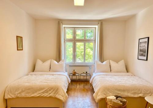 Central Apartment with Park View