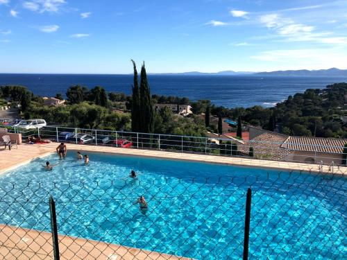 Appartement vue mer et Esterel avec piscine