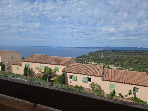 Appartement vue mer et Esterel avec piscine